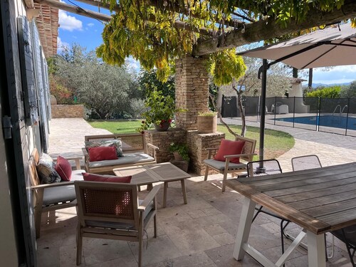 Grande maison familiale type provençale avec piscine au calme