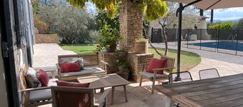 Large Provençal-style family home with swimming pool in a quiet location