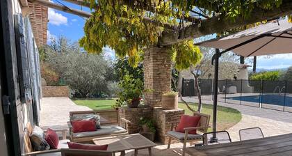 Grande maison familiale type provençale avec piscine au calme