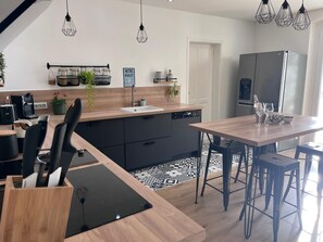 Kühlschrank, Mikrowelle, Ofen, Herdplatte
