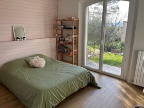 4 quartos, ferros/tábuas de passar roupa, berço de viagem