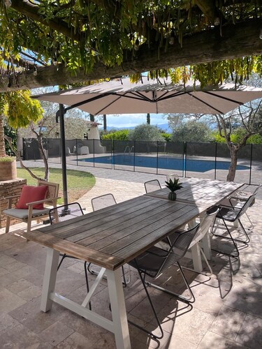 Large Provençal-style family home with swimming pool in a quiet location