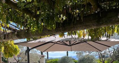 Large Provençal-style family home with swimming pool in a quiet location