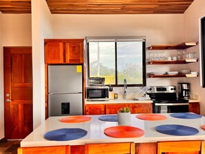 Frigorífico, microondas, horno y placa de cocina