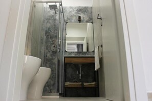 Shower, hair dryer, bidet, towels - Cozy and equipped with amenities, for couples and families in a quiet setting. (Napoli)