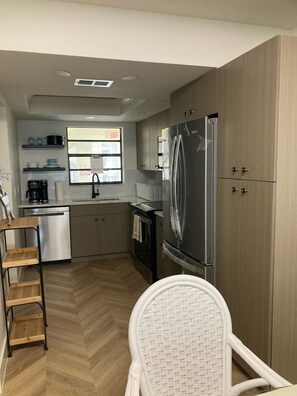 Private kitchen - NEW LUXURY 2 bed/2 bath/FT MYERS BEACH/MID ISLAND/LEASING 2027 MONTHLY DISCOUNT (Fort Myers Beach)