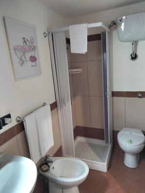 A bathroom with a shower, toilet, bidet, and sink. - Atena Apartments Agrigento Centro (Agrigento)