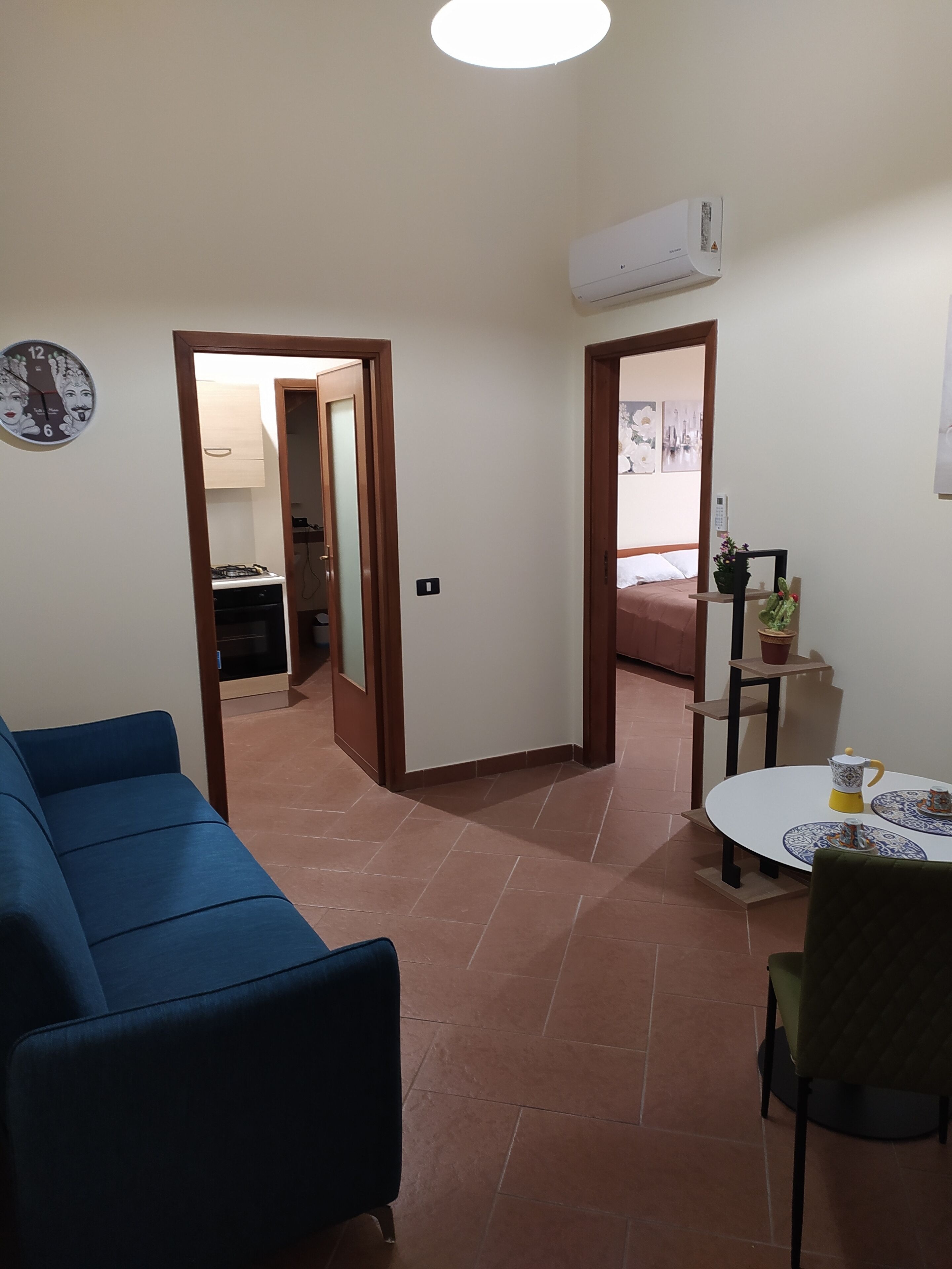 Departamento Confort, balcón, vista a la ciudad | Área de sala de estar