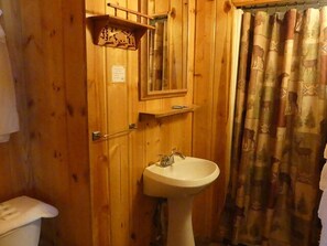 Shower, towels - Madison River Cabin Rental #5 (W YELLOWSTONE)