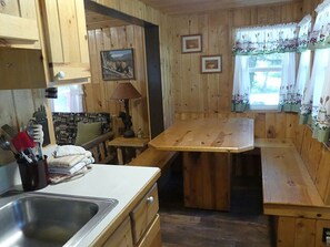 Dining - Madison River Cabin Rental #5 (W YELLOWSTONE)