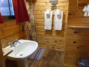 Shower, towels - Madison River Cabin Rental #6 (W YELLOWSTONE)