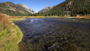 A clear river with mountains in the background. - Madison River Cabin Rental #6 (W YELLOWSTONE)