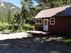 Terrace/patio - Madison River Cabin Rental #10 (W YELLOWSTONE)