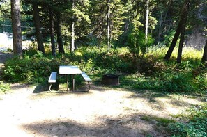 Outdoor dining - Madison River Cabin Rental #11 (W YELLOWSTONE)