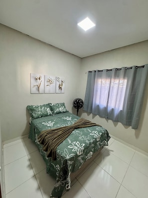 Tabla de planchar con plancha, internet y ropa de cama 