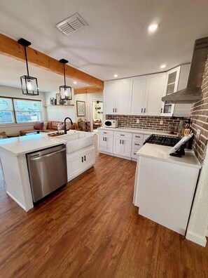 Jääkaappi, mikroaaltouuni, uuni, liesi