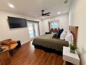 Työpöytä, silitysrauta/-lauta, ilmainen Wi-Fi, vuodevaatteet