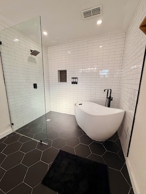 Shower, hair dryer, towels, soap - Whole home and pool in St. Petersburg (St. Petersburg)