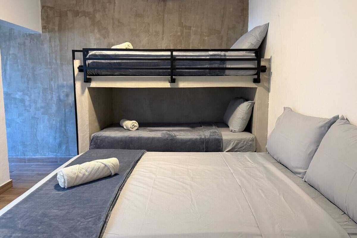 Cortinas blackout, tabla de planchar con plancha y wifi gratis