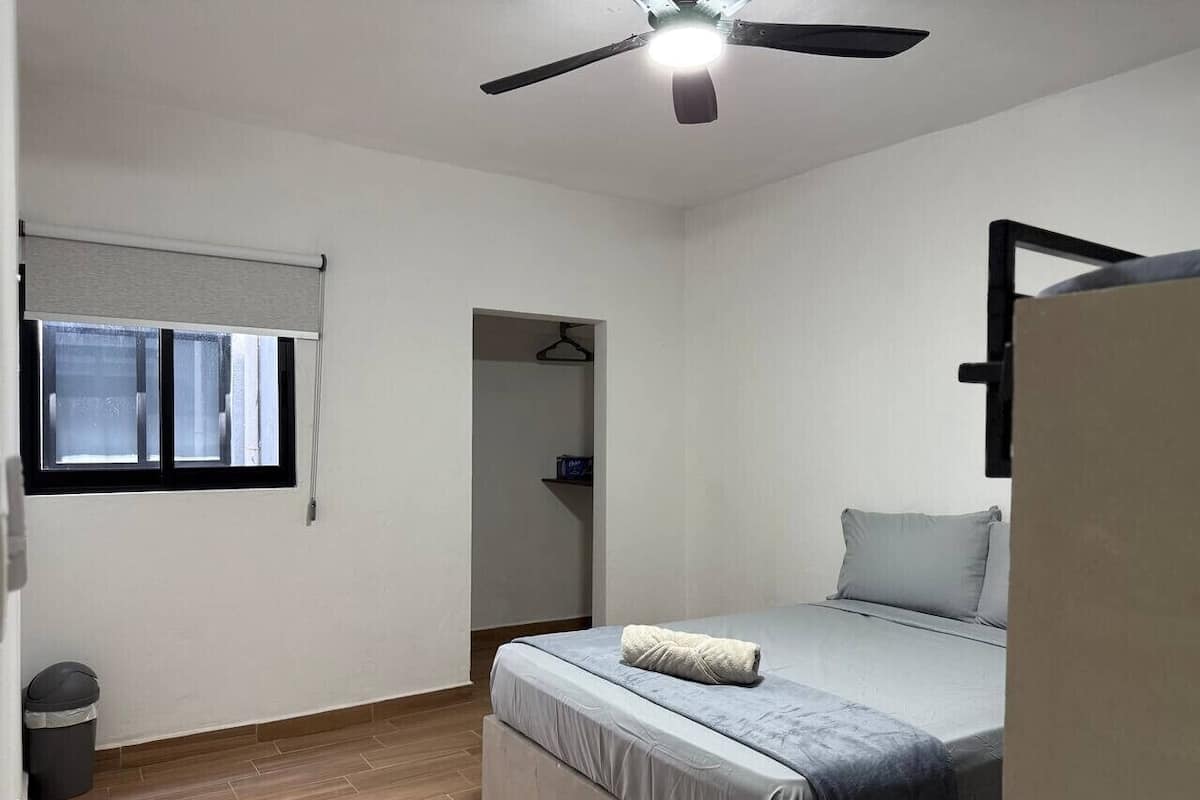 Cortinas blackout, tabla de planchar con plancha y wifi gratis