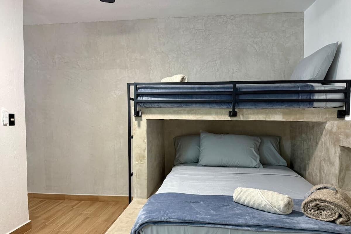 Cortinas blackout, tabla de planchar con plancha y wifi gratis