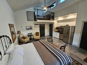 Tabla de planchar con plancha, wifi y ropa de cama 