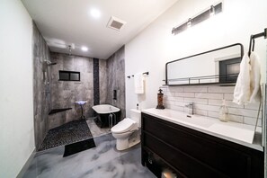 Secadora de cabello, bidet, toallas, jabón 