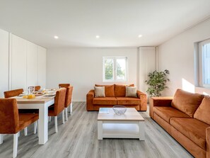 TV - Orange Sun Retreat - Apartment with shared pool (Viana do Castelo)