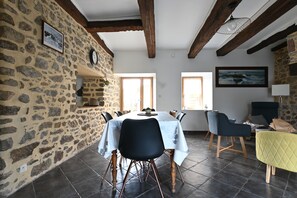 Dining - Entre Pierres et Mer*Charme*Côte d'Emeraude*Jardin (Saint-Coulomb)