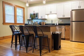 Private kitchen - Modern Vibes in the 19th Ward (Rochester)