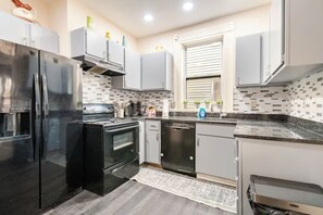 Private kitchen - Historic German Village Cottage - Perfect Downtown Location - Highly Walkable! (Columbus)