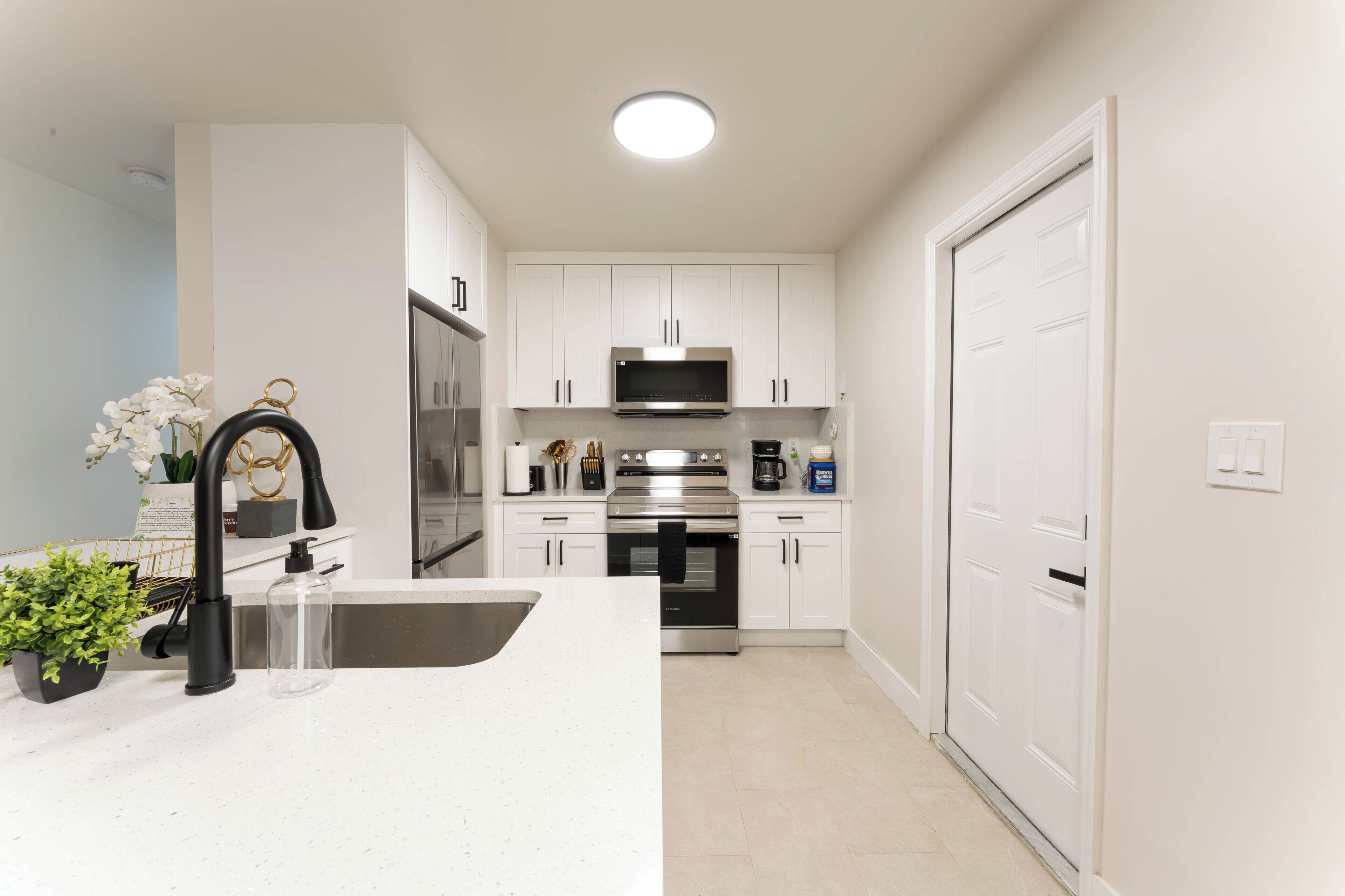 Réfrigérateur, micro-ondes, four, plaque de cuisson