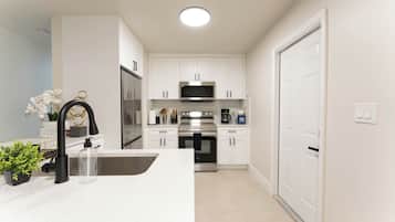 Réfrigérateur, micro-ondes, four, plaque de cuisson