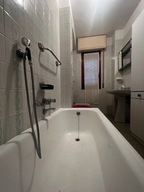 Shower, towels - Mountain View Retreat in Limone Piemonte (Limone Piemonte)