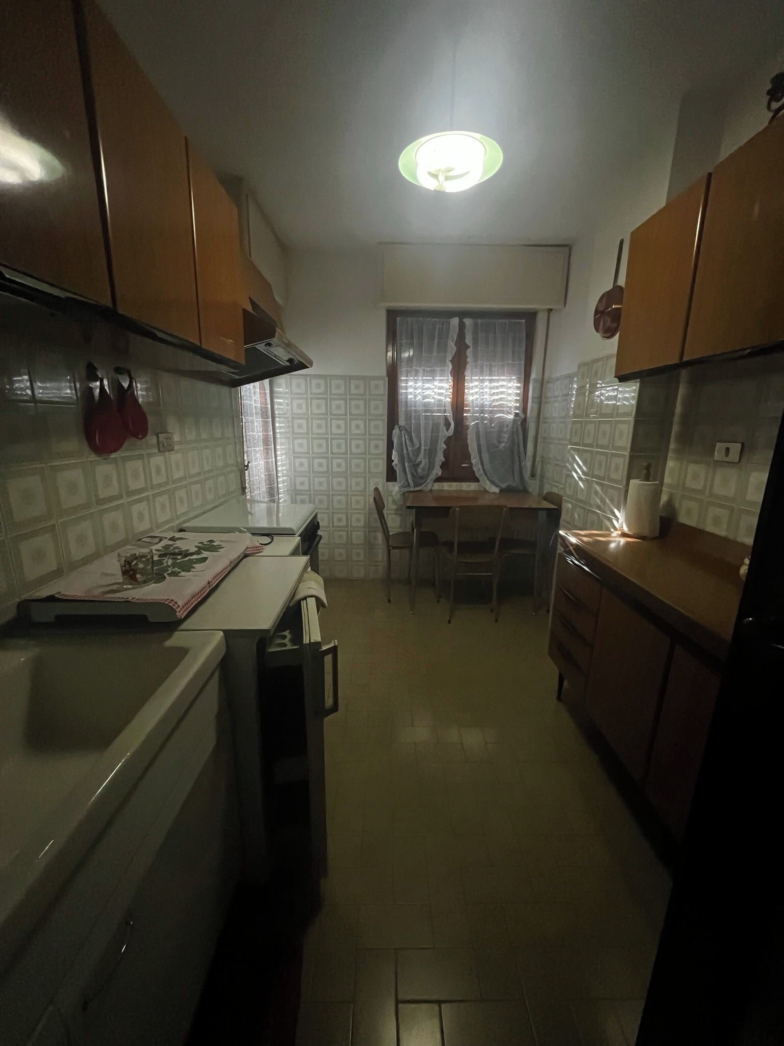 Lemari es, microwave, oven, dan kompor