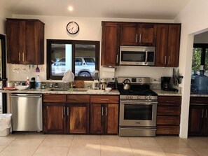Refrigerador, microondas, horno y parrilla de estufa 