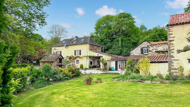A traditional European village with stone houses, a well-maintained lawn, and lush greenery. - 3 bedroom amazing home in Jouqueviel (Jouqueviel)