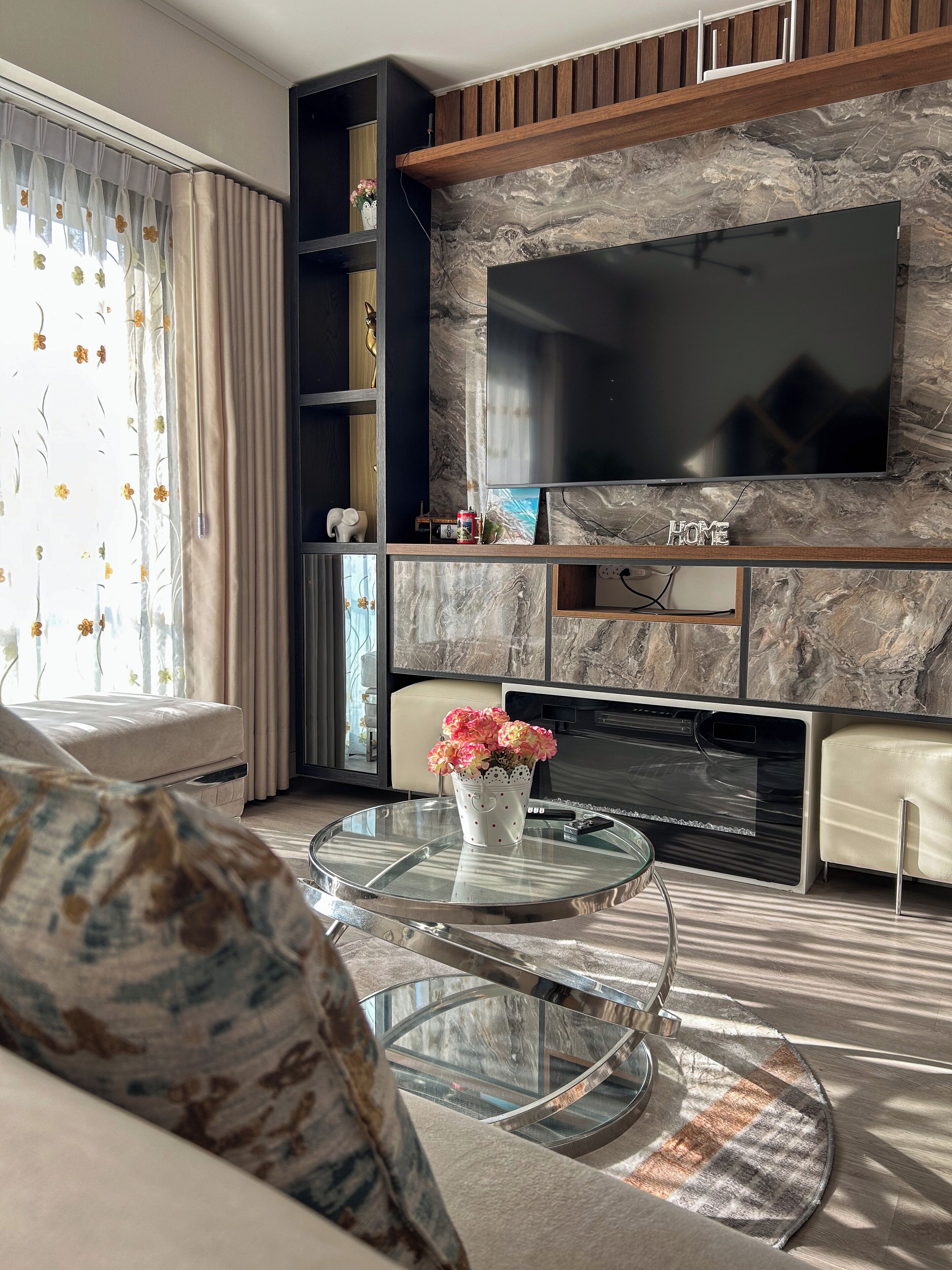 TV, fireplace