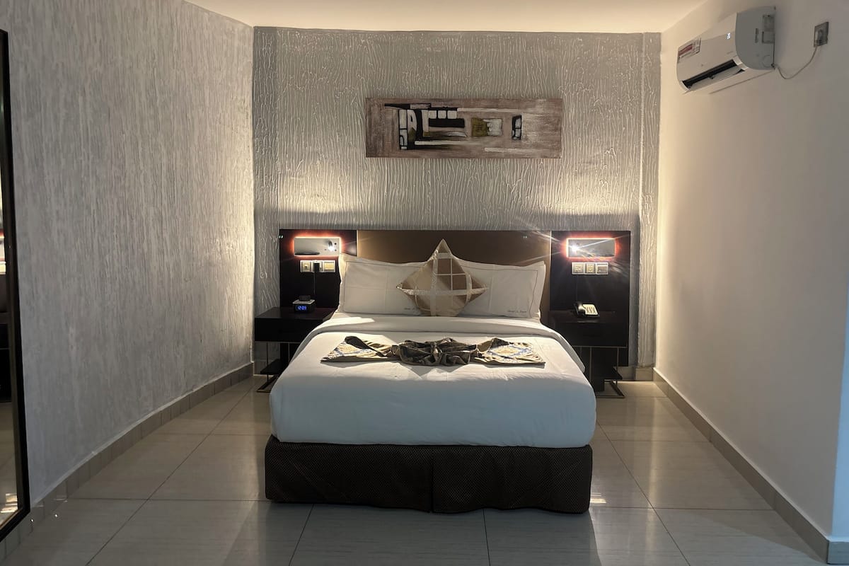 Habitación estándar, baño privado | Caja de seguridad en la habitación, insonorización y wifi gratis