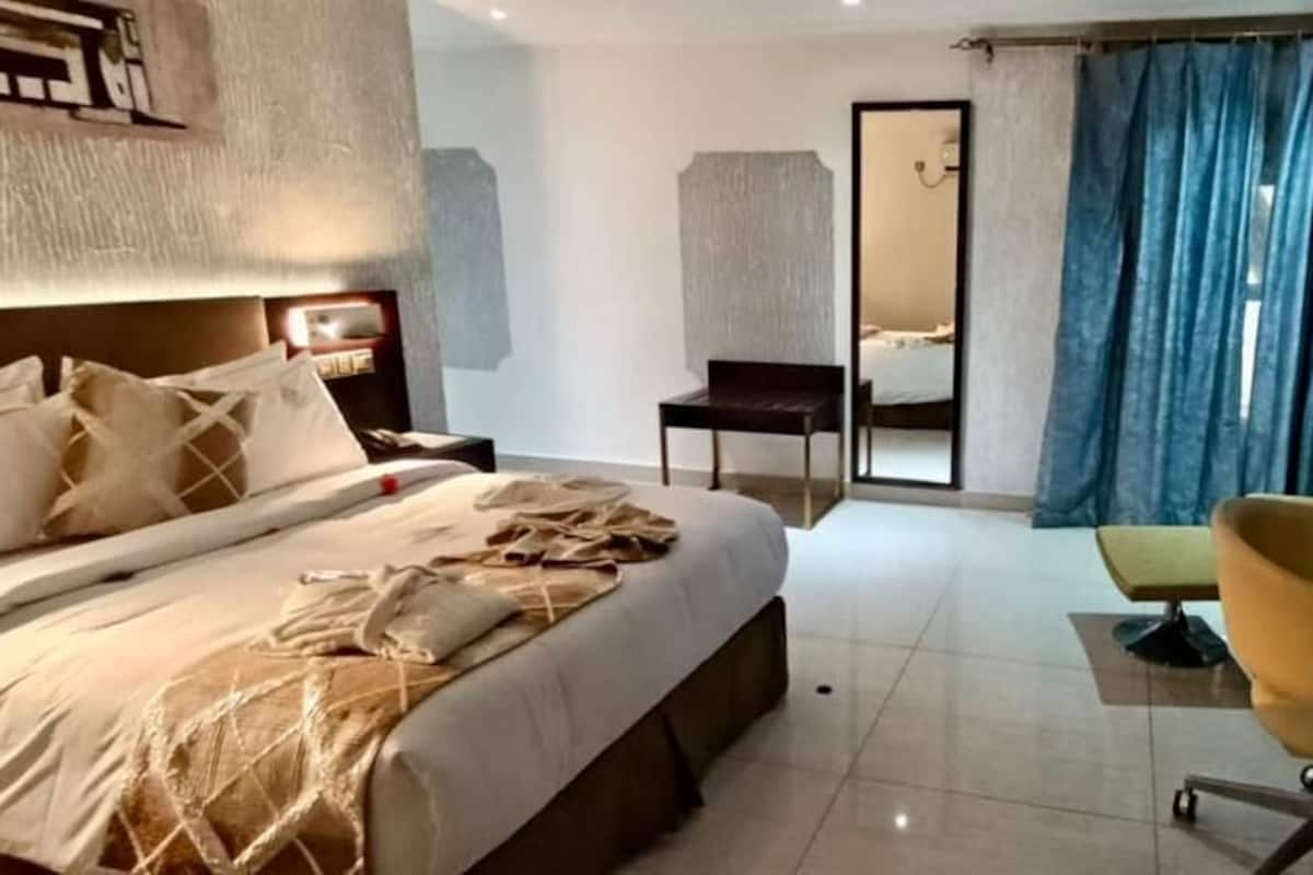 Chambre Junior, salle de bains privée | Coin séjour