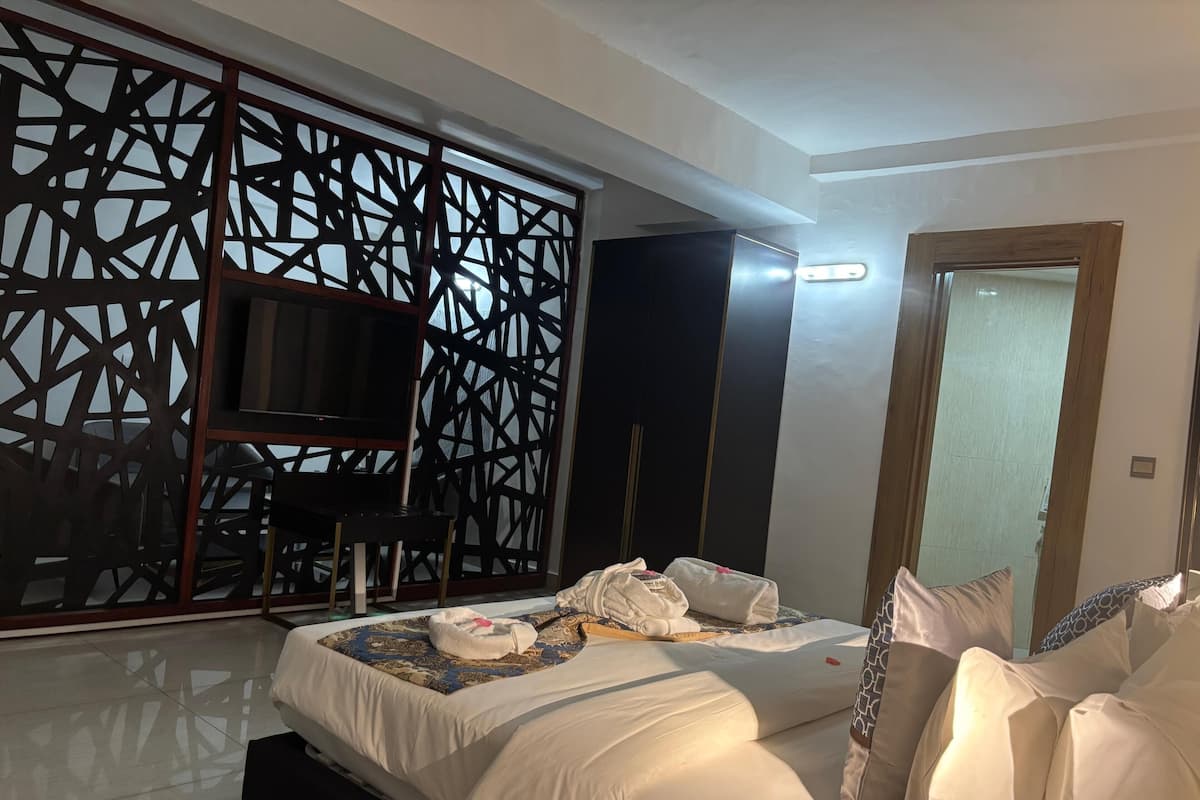 Luxury Suite | In-room safe, soundproofing, free WiFi