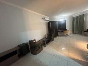 Chambre Junior, salle de bains privée | Salle de bain | Sèche-cheveux, chaussons, serviettes fournies, savon