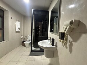 Habitación estándar, baño privado | Baño | Secadora de cabello, pantuflas, toallas, jabón