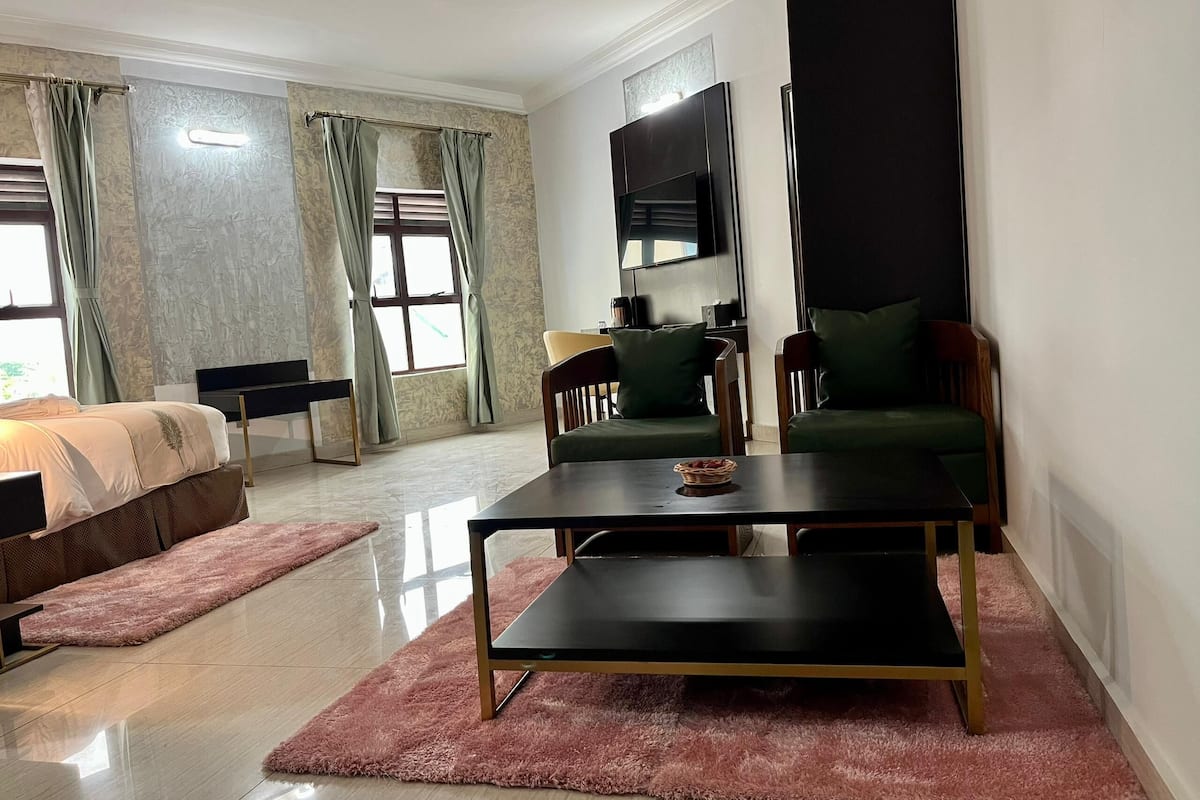 Rom – junior, privat bad | Safe på rommet, lydisolert og wi-fi (inkludert)