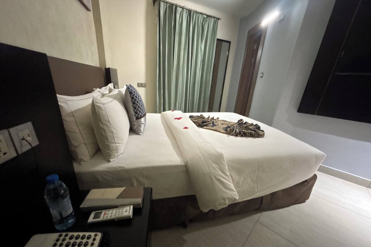 Habitación clásica, baño privado | Caja de seguridad en la habitación, insonorización y wifi gratis