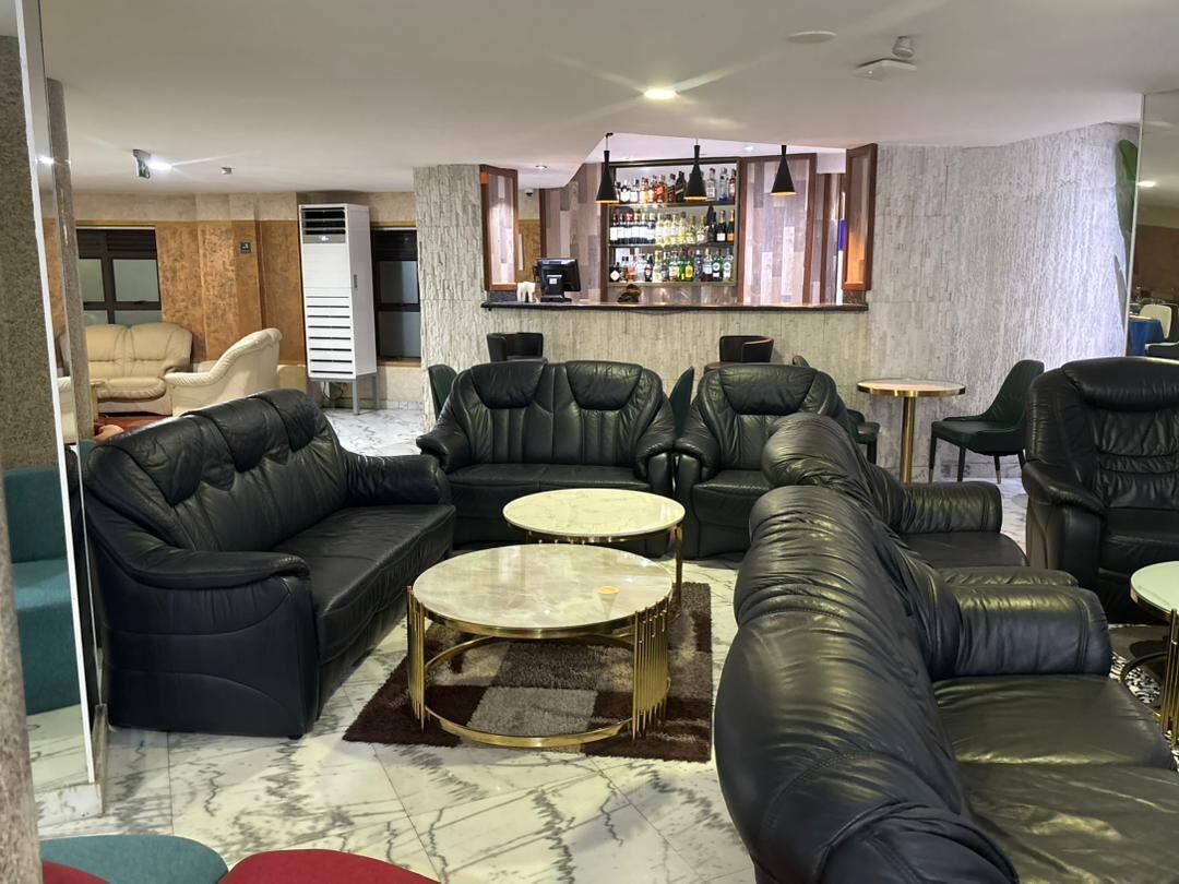 2 bares y bar junto a la piscina