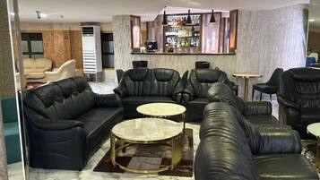 2 bares y bar junto a la piscina