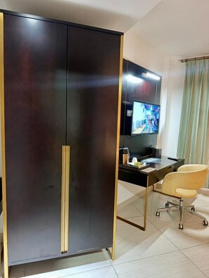 Standard Room, Private Bathroom | Living area