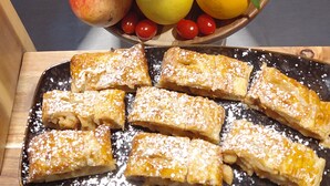 Un panier de fruits contenant des pommes, des poires, des bananes et des cerises.