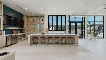 Geladeira, micro-ondas, fogão, cooktop